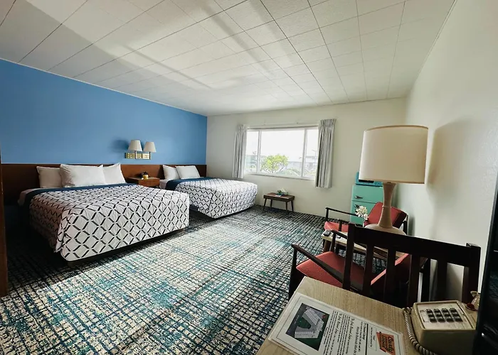 Curly Redwood Lodge